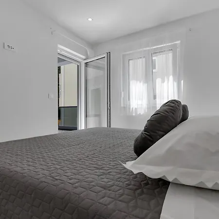 Roza, Prekrasni Novi S Parkingom *