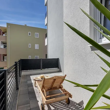 Roza, Prekrasni Novi S Parkingom * ماكارسكا