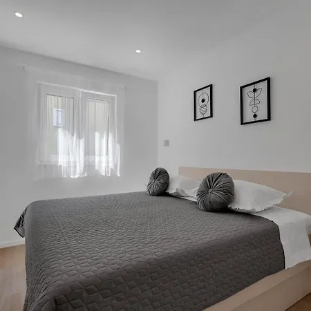 Roza, Prekrasni Novi S Parkingom ماكارسكا