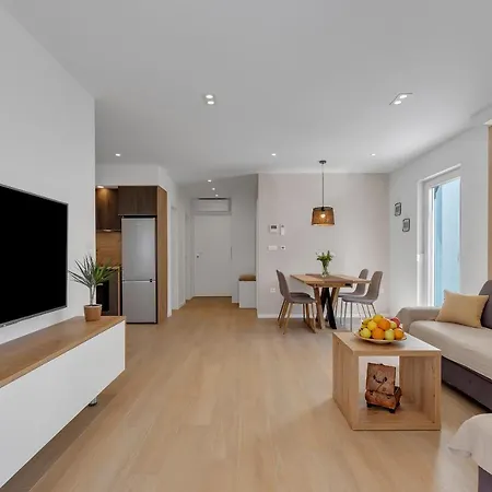 Roza, Prekrasni Novi S Parkingom Apartman