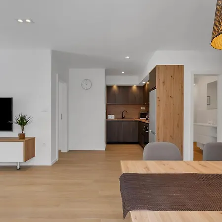 Apartman Roza, Prekrasni Novi S Parkingom Makarska