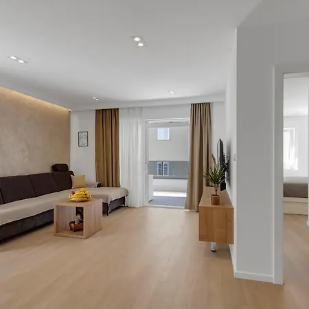 Roza, Prekrasni Novi S Parkingom Apartment Makarska