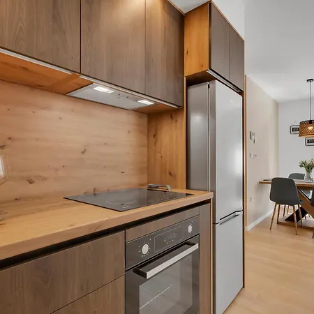 Roza, Prekrasni Novi S Parkingom Apartment Makarska