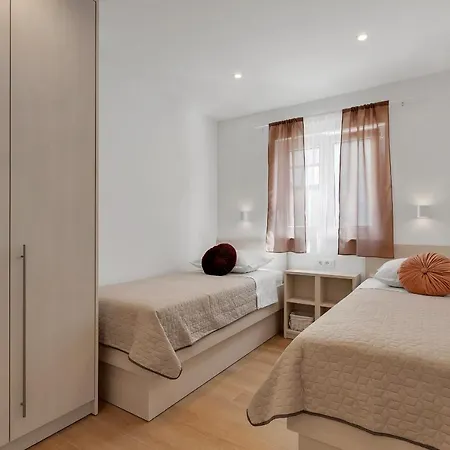 Roza, Prekrasni Novi S Parkingom Apartment *