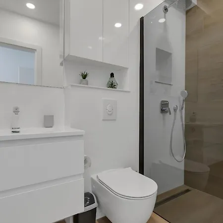 Roza, Prekrasni Novi S Parkingom Apartment Makarska