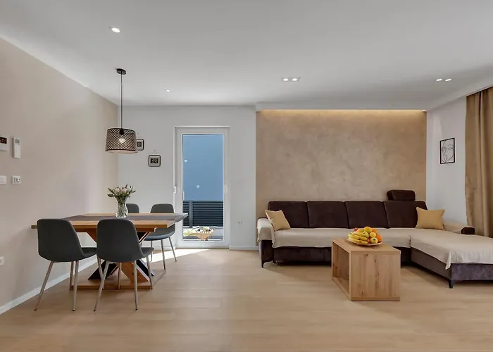 Roza, Prekrasni Novi S Parkingom מאקרסקה