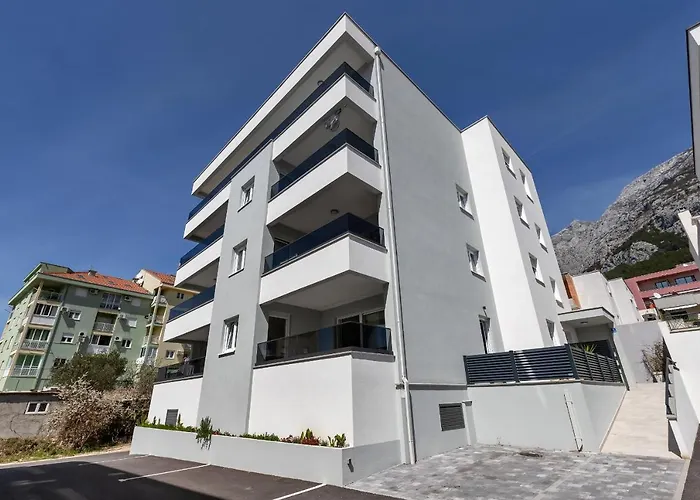 Roza, Prekrasni Novi S Parkingom