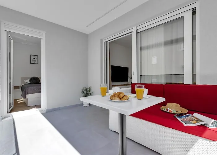 Roza, Prekrasni Novi S Parkingom * Makarska