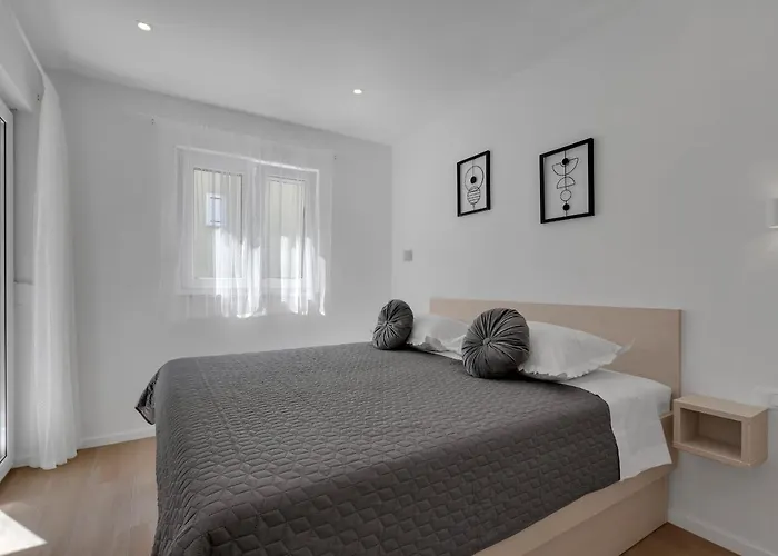 Roza, Prekrasni Novi S Parkingom Makarska