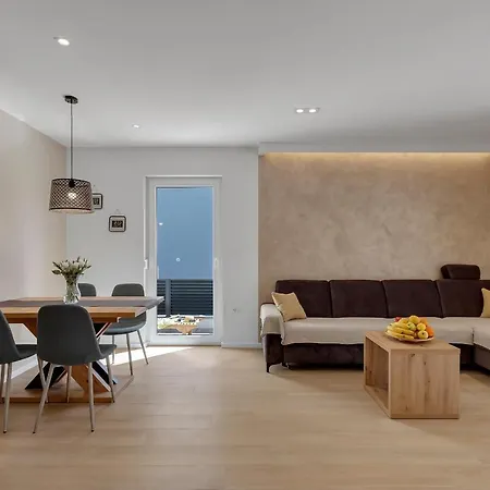 Roza, Prekrasni Novi S Parkingom מאקרסקה