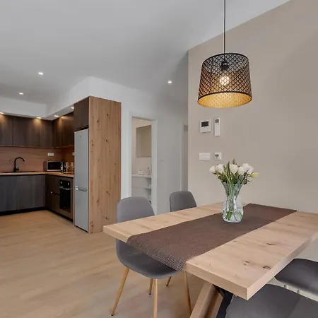 Roza, Prekrasni Novi S Parkingom *