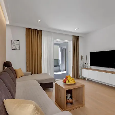 Roza, Prekrasni Novi S Parkingom * מאקרסקה