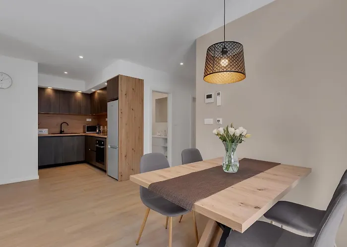 Roza, Prekrasni Novi S Parkingom *