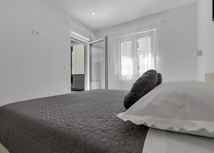 Roza, Prekrasni Novi S Parkingom *