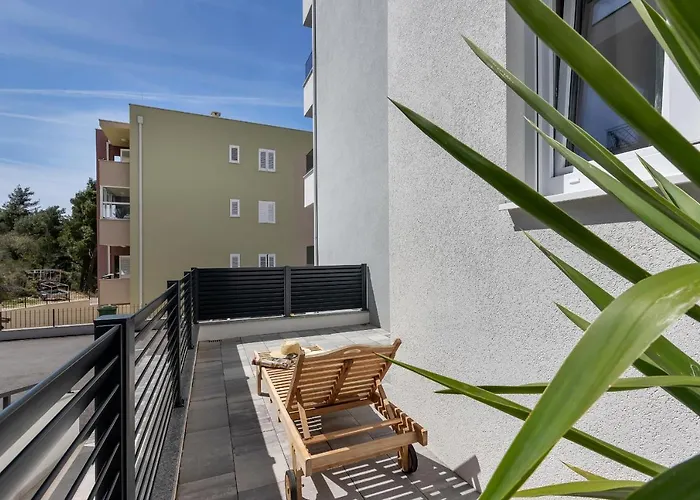 Roza, Prekrasni Novi S Parkingom * Makarska